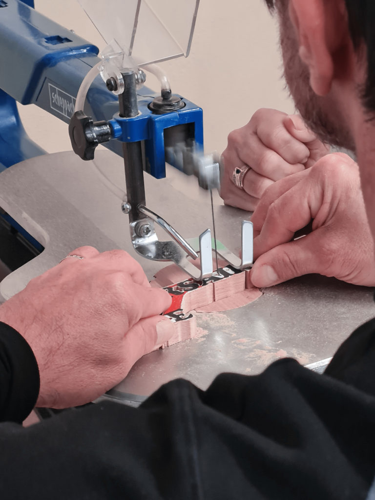 Photo du bénéficiaire qui utilise une machine de menuiserie